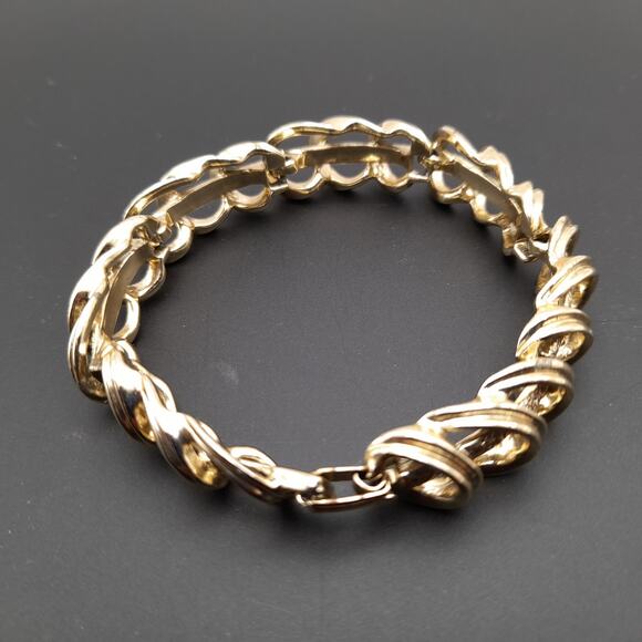 Vintage 1960s Gold Tone Looped Link 7 Inch Bracelet - Picture 8 of 10
